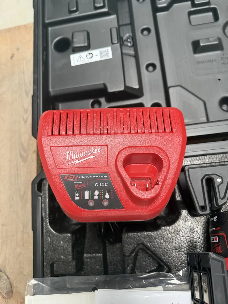 Ładowarka Milwaukee C12 C do akumulatorów systemu M12