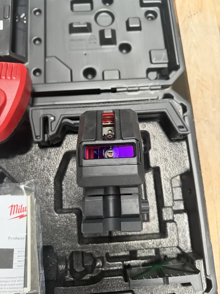 Zielone okno optyczne i magnetyczny uchwyt lasera Milwaukee M12 CLLP