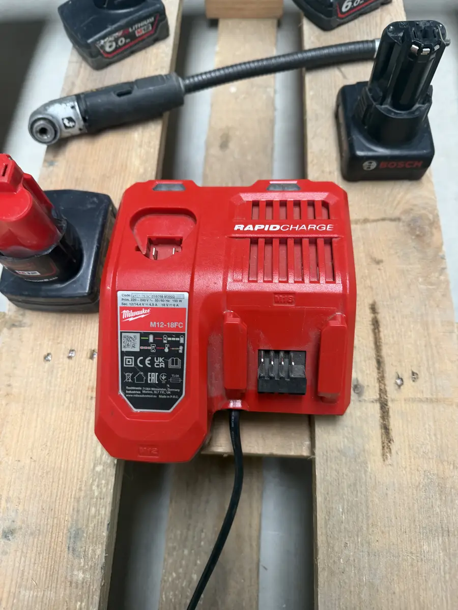 Szybka ładowarka Milwaukee M12-18FC i akumulatory zestawu