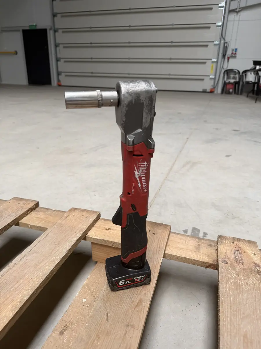 Kątowy klucz udarowy Milwaukee M12 FUEL z uchwytem 3/8 cala