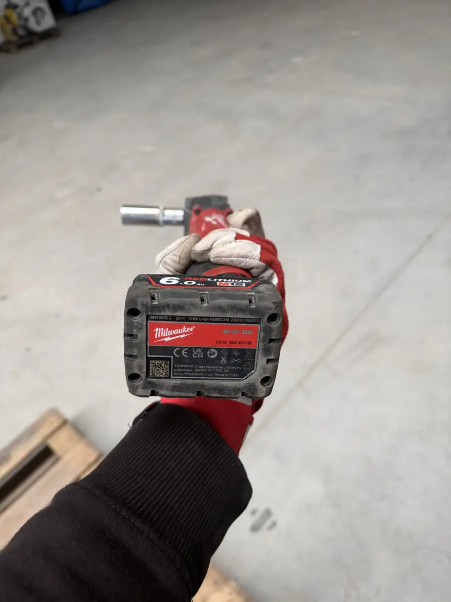 Akumulator Milwaukee M12 B6 6,0 Ah zamontowany w kluczu udarowym