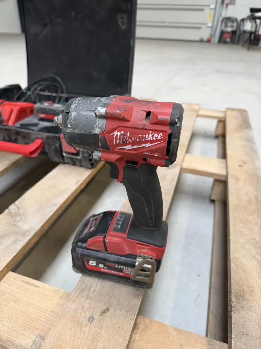 Klucz udarowy Milwaukee M18 FUEL z akumulatorem 5,5 Ah High Output