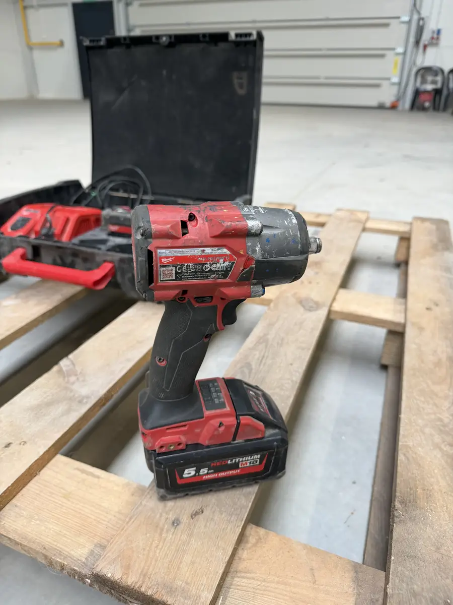Milwaukee M18 FHIWF12 z uchwytem kwadratowym 1/2 cala i akumulatorem