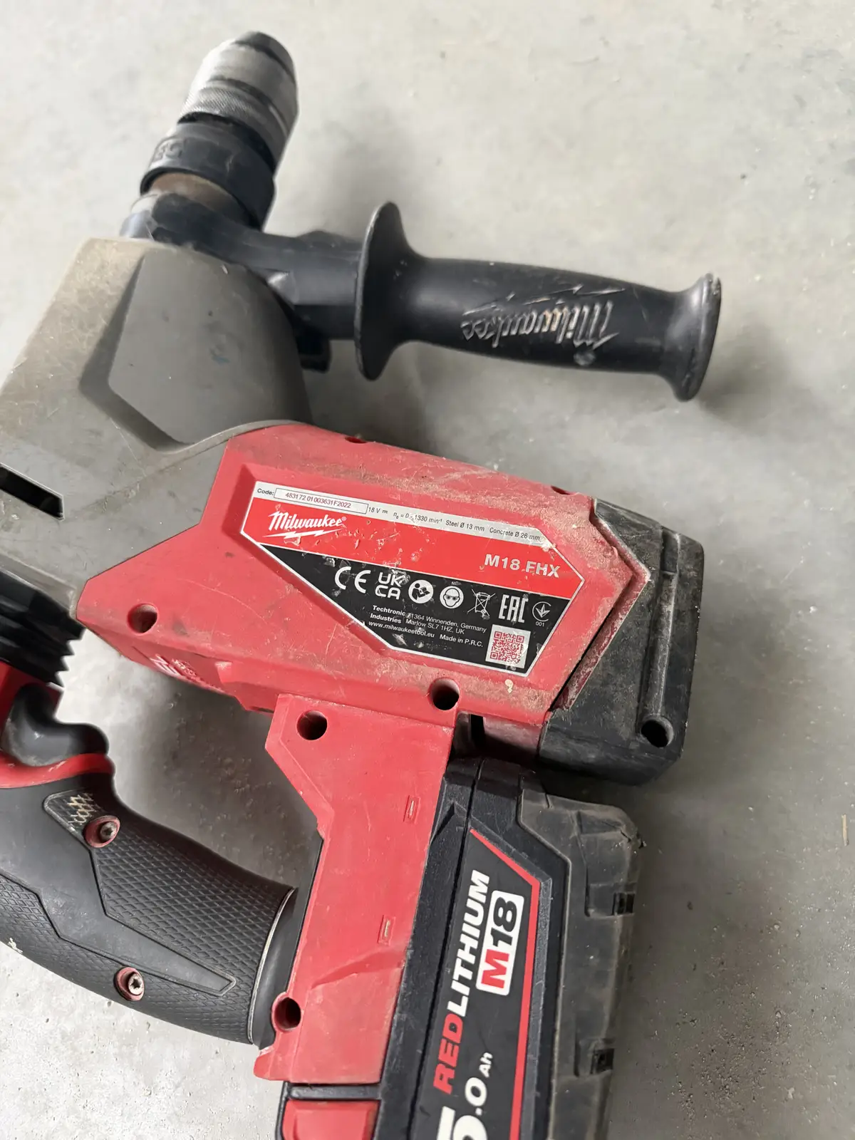 Tabliczka znamionowa młotowiertarki Milwaukee M18 FHX 18 V