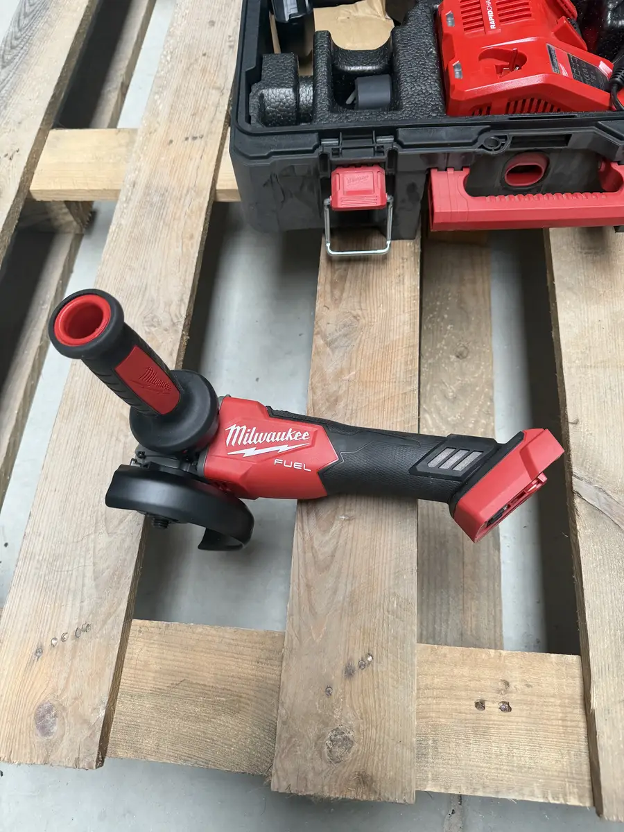 Akumulatorowa szlifierka kątowa Milwaukee M18 FSAG125X FUEL 125 mm