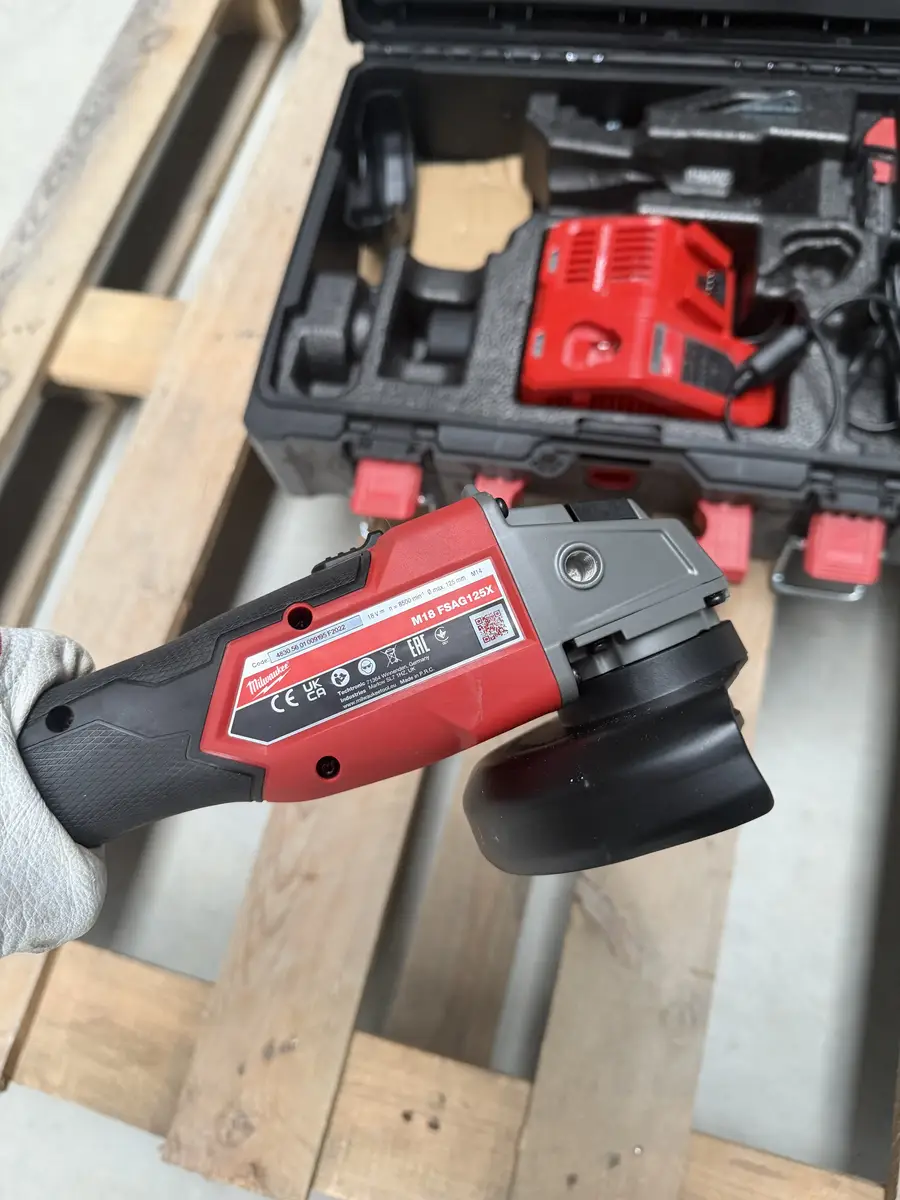 Tabliczka znamionowa szlifierki Milwaukee M18 FSAG125X