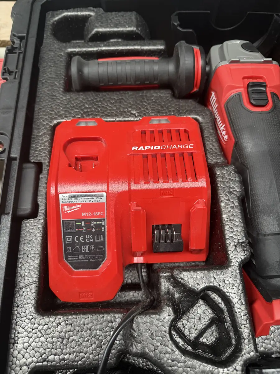 Szybka ładowarka Milwaukee M12-18FC i wyposażenie szlifierki