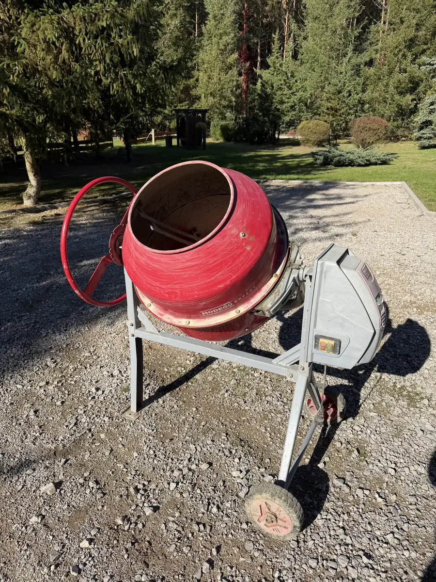 Betoniarka Modeco Expert 180 l widziana od strony silnika