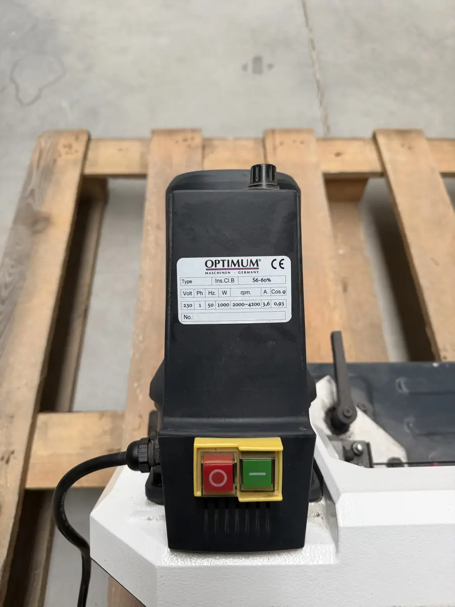 Tabliczka silnika 230 V i panel włącznika przecinarki Optimum