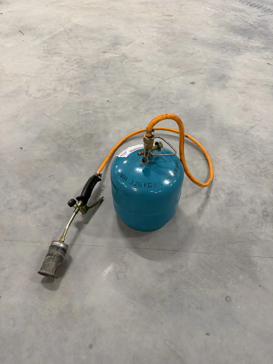 Palnik dekarski LPG z przewodem i małą butlą turystyczną