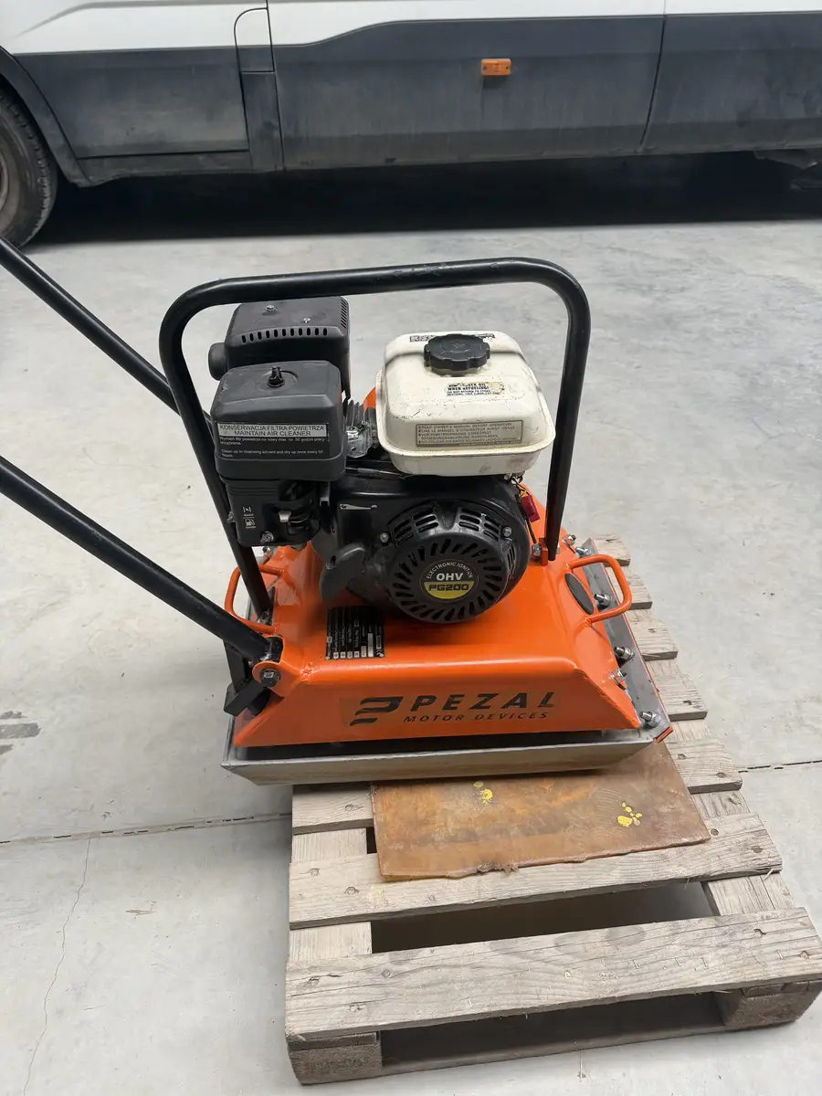 Silnik KG200 zagęszczarki Pezal PC80-KG200 od strony rozrusznika
