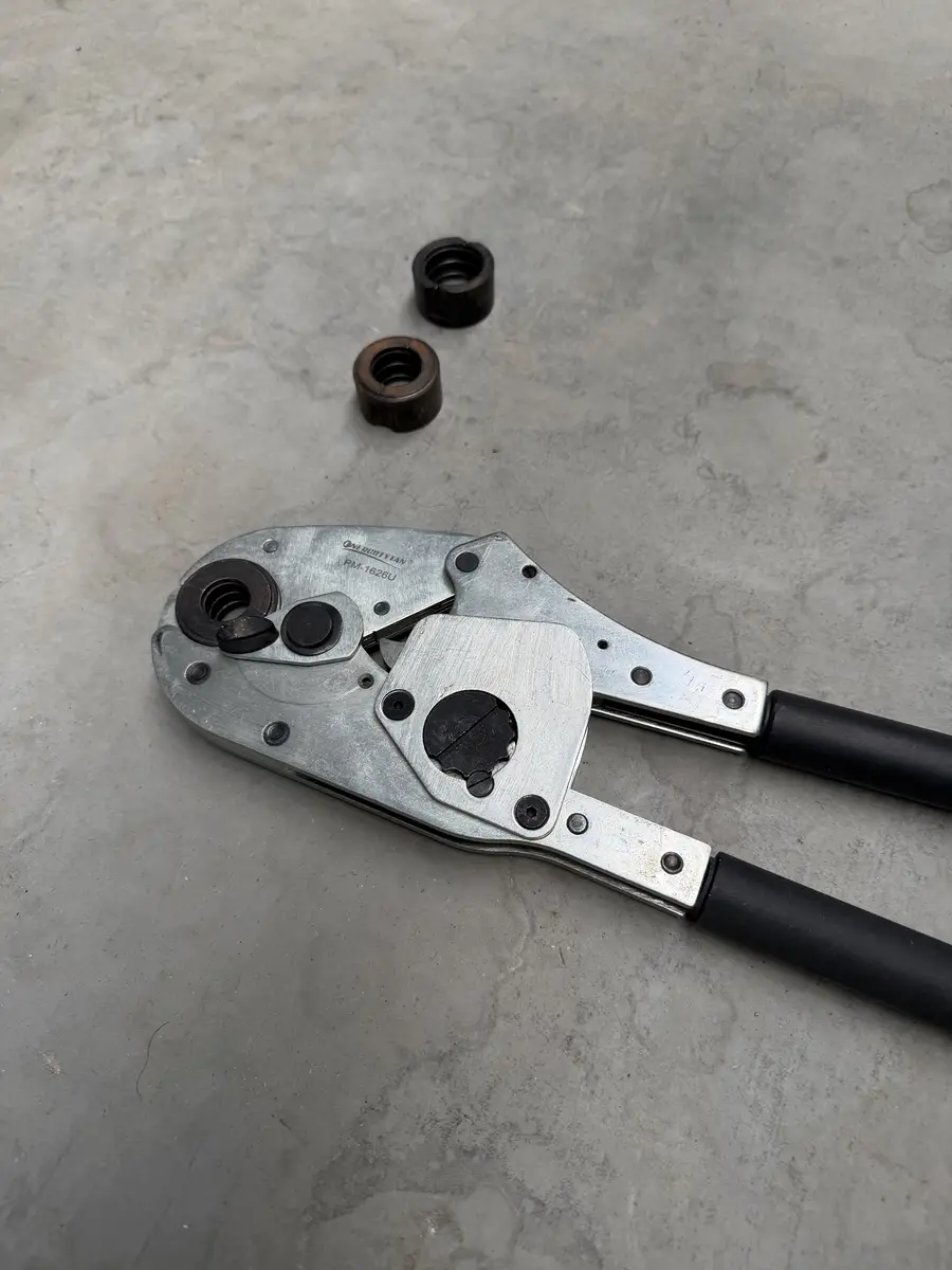 Głowica i oznaczenie modelu zaciskarki PEX PM-1626B