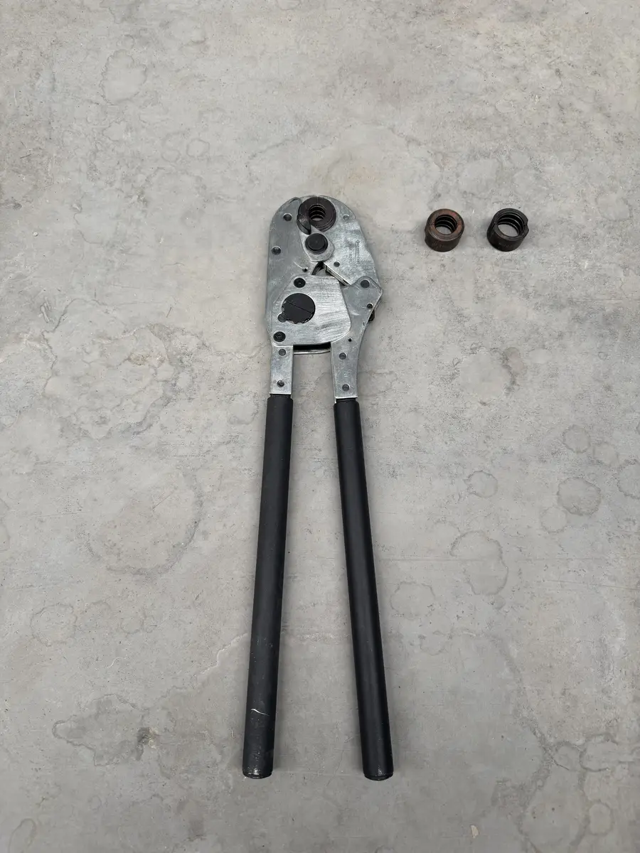 Zaciskarka PM-1626B od strony mechanizmu z wymiennymi matrycami