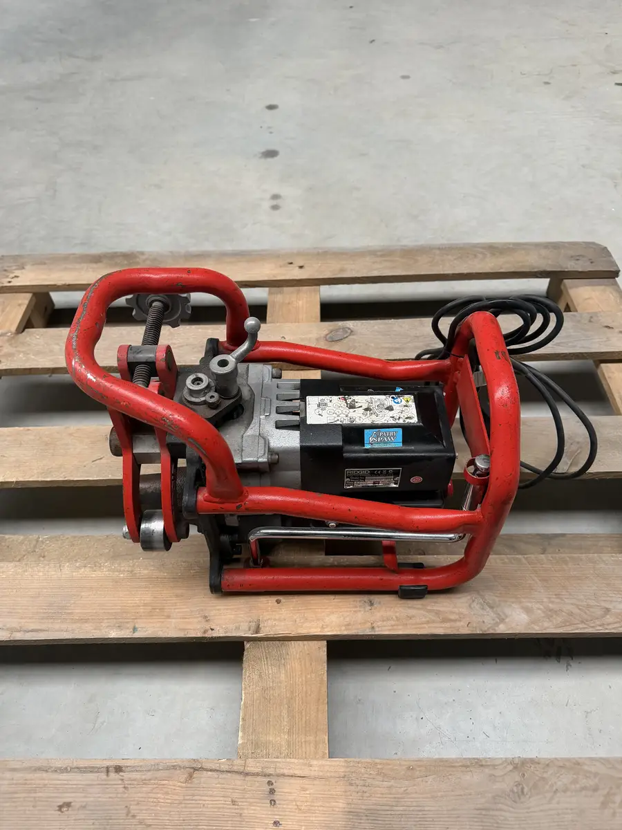 RIDGID 300 Power Drive widziany z góry wraz z silnikiem i przewodem zasilającym