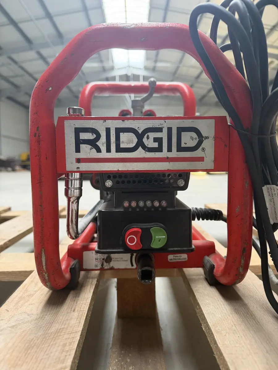 Panel sterowania napędu RIDGID 300 Power Drive z przyciskami uruchamiania i zatrzymania