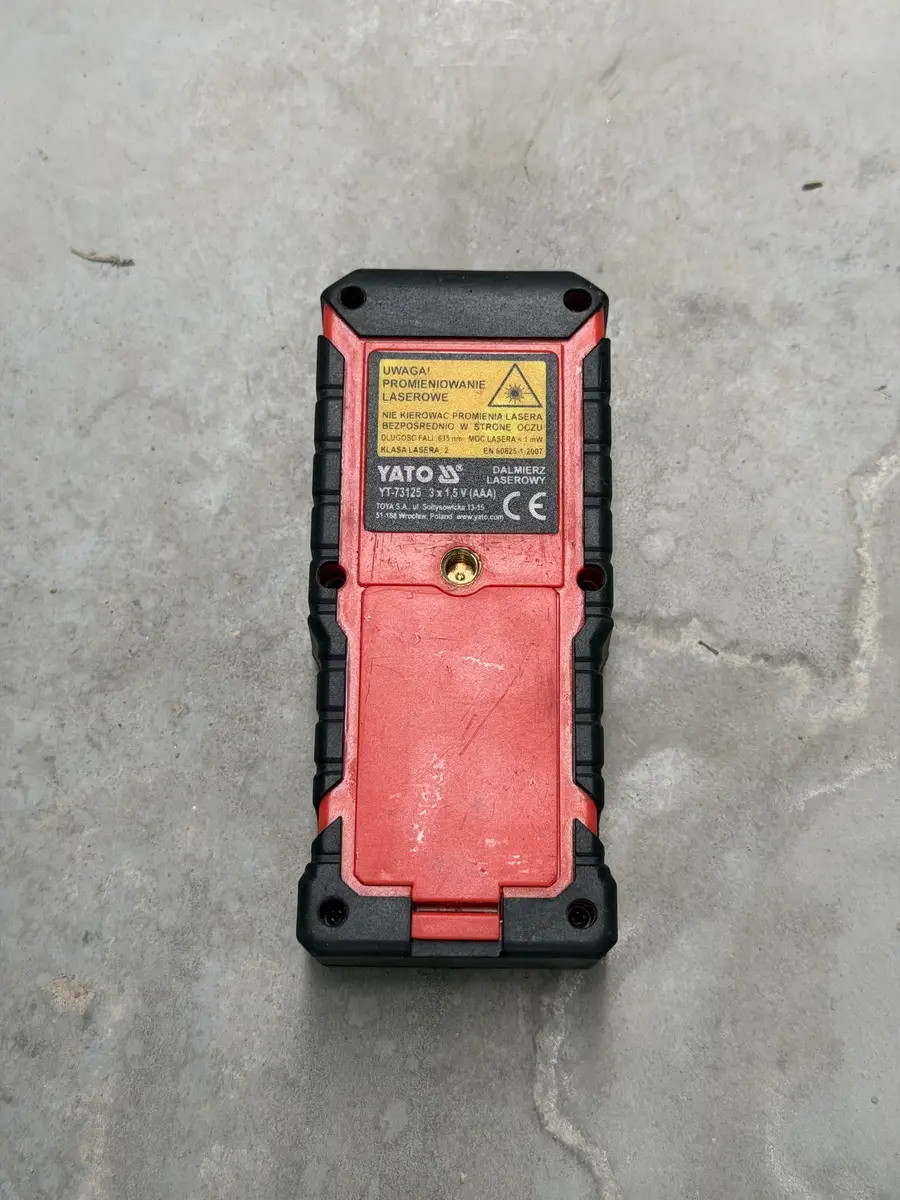 Tył dalmierza laserowego YATO YT-73125 z oznaczeniami producenta