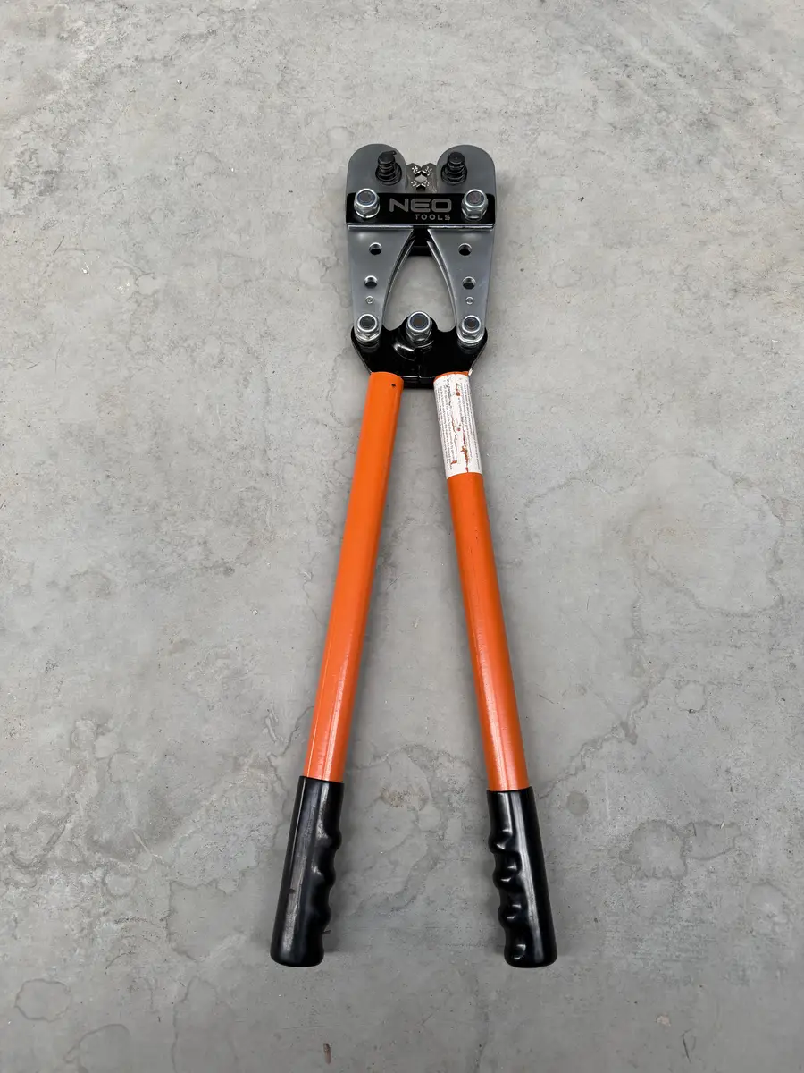 Dwuręczna zaciskarka NEO Tools z długimi pomarańczowymi ramionami