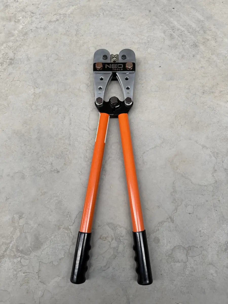 Pełny widok ręcznej praski zaciskowej NEO Tools
