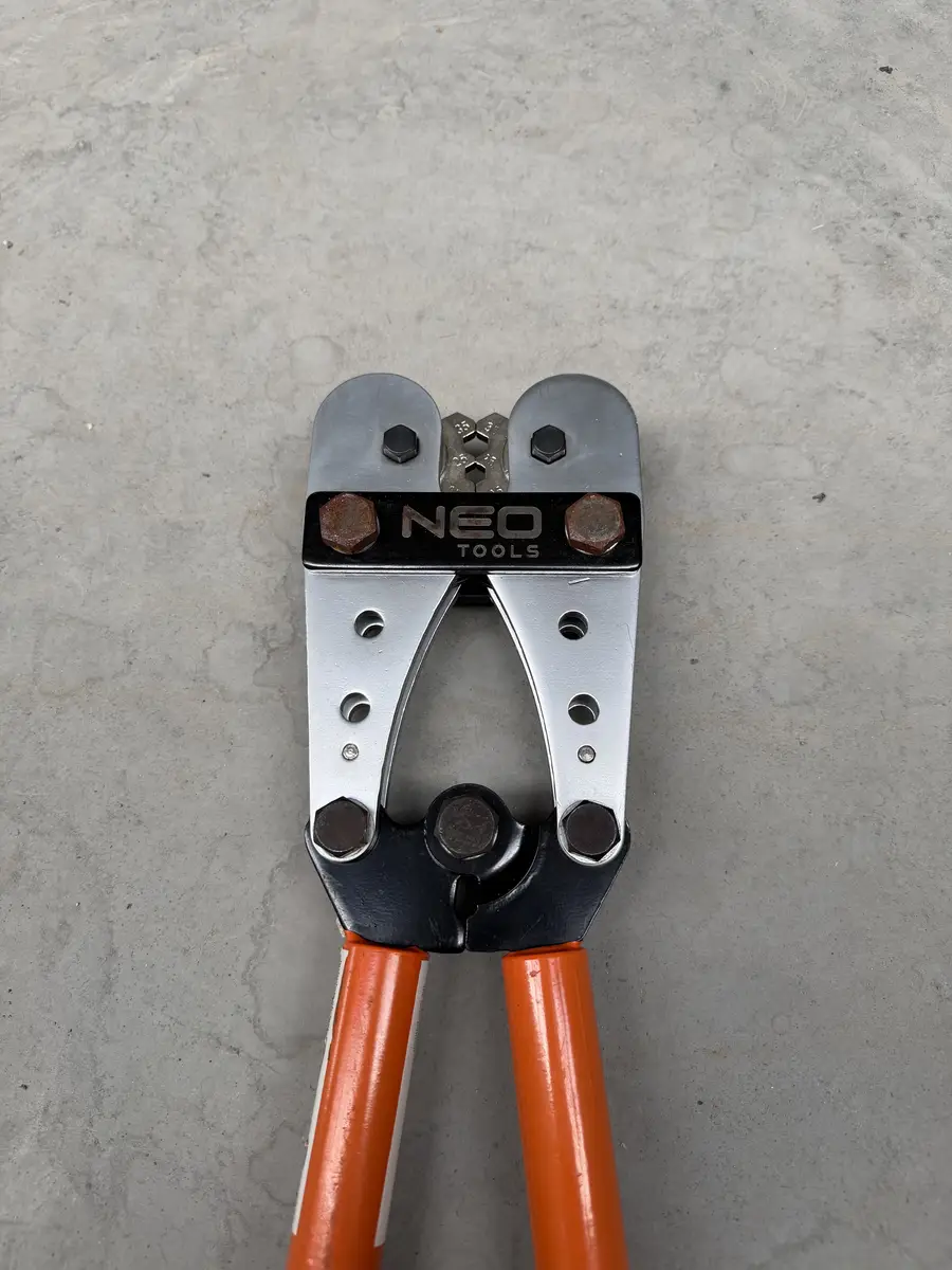 Mechanizm dźwigniowy i szczęki zaciskarki ręcznej NEO Tools