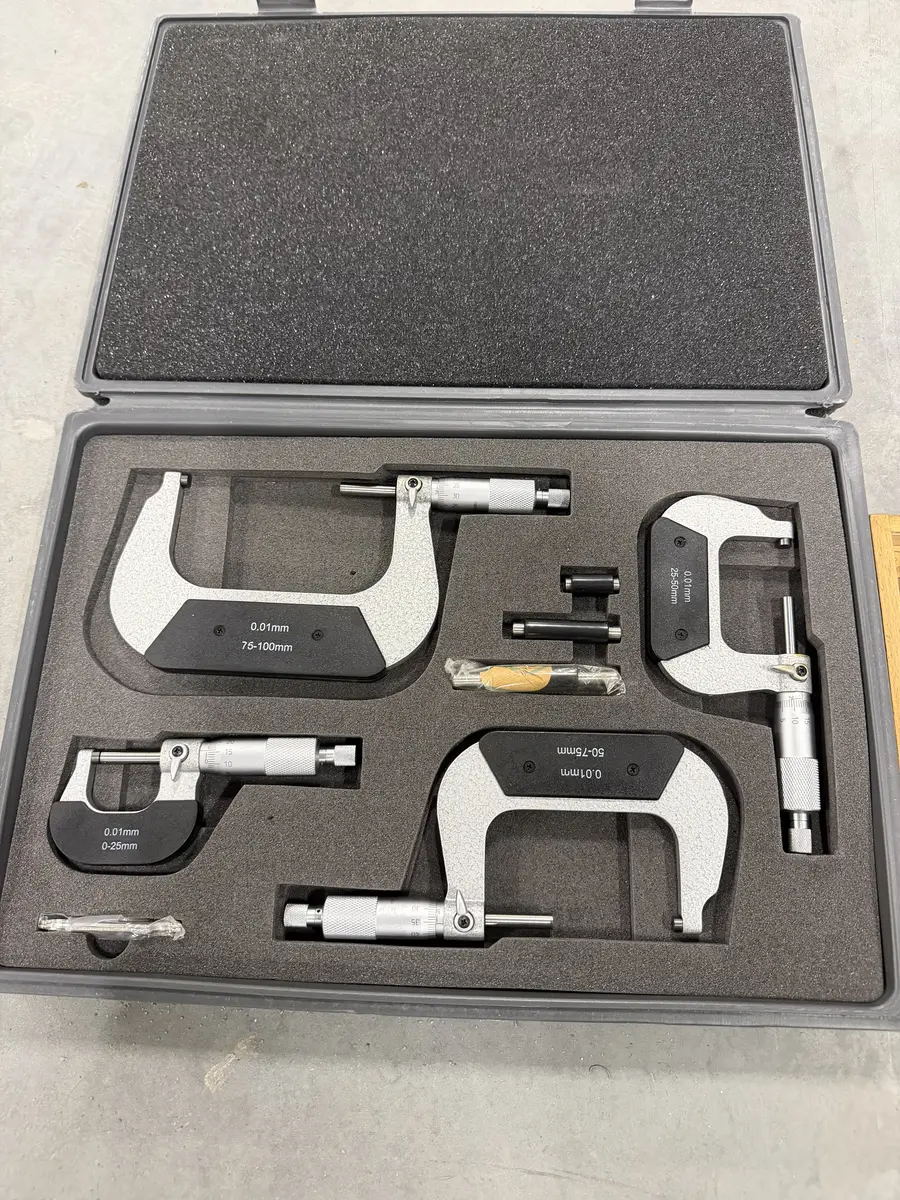 Mikrometry zewnętrzne 0–100 mm z działką 0,01 mm w walizce