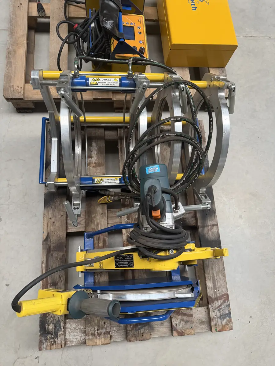 Rama hydrauliczna z frezarką i przewodami zestawu
