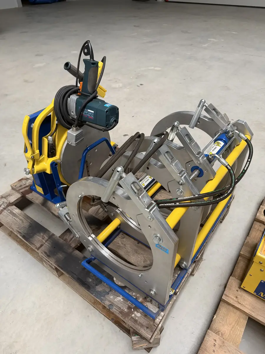 Rama hydrauliczna z uchwytami do rur